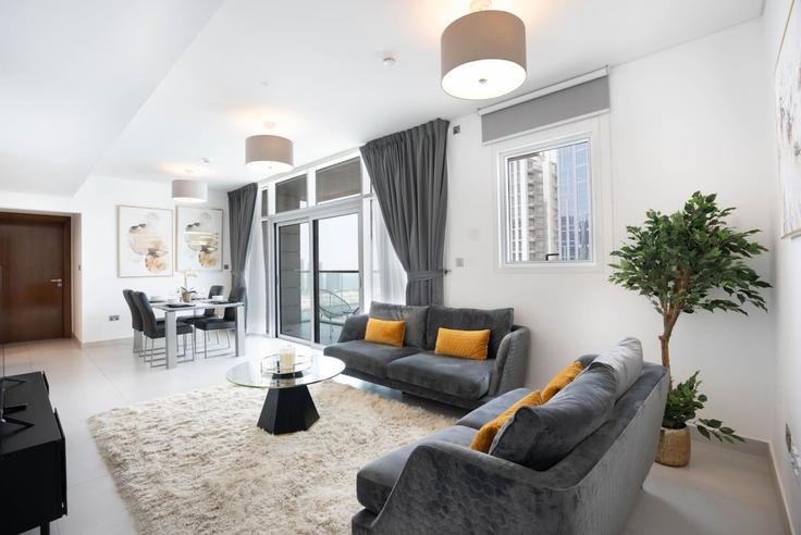 Elegant gestaltetes Wohnzimmer mit moderner Einrichtung in einer Wohnung im Building ʹUd Al Yarih Street - bloomfields-holiday-home - 1474815 in Al Reem Island, Abu Dhabi
