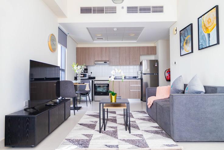 Elegante sala de estar con mobiliario moderno en un apartamento en Building Al Raha St - bloomfields-holiday-home - 1474836 en Al Rahah, Abu Dhabi