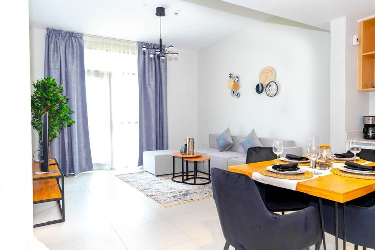 Al Reem Island, Abu Dhabi에 위치한 Building Bilshuʹoum Street - bloomfields-holiday-home - 1474837 유닛의 세련된 인테리어가 돋보이는 거실 Al Reem Island, Abu Dhabi에 위치한 Building Bilshuʹoum Street - bloomfields-holiday-home - 1474837 유닛의 세련된 인테리어가 돋보이는 거실