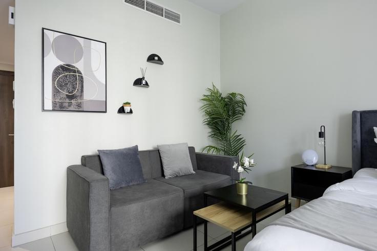 Building Al Ghazal Street - bloomfields-holiday-home - 1474850 adresindeki bir dairede modern mobilyalarla zarif bir şekilde tasarlanmış oturma odası Al Reem Island, Abu Dhabi Building Al Ghazal Street - bloomfields-holiday-home - 1474850 adresindeki bir dairede modern mobilyalarla zarif bir şekilde tasarlanmış oturma odası Al Reem Island, Abu Dhabi
