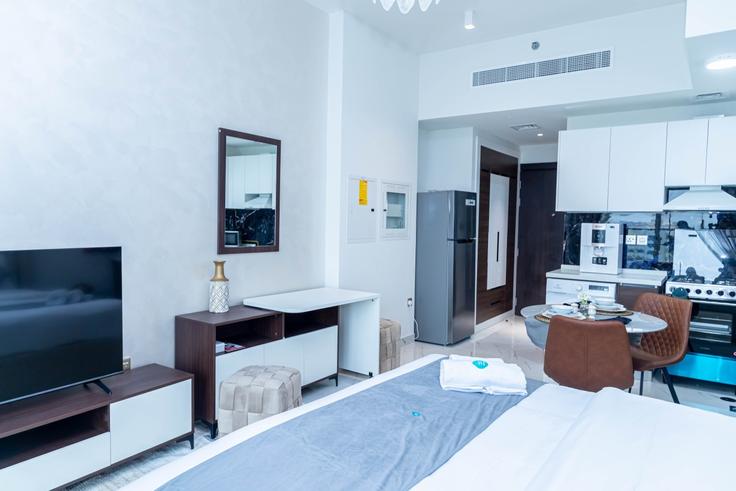 Dubai Al Barsha South ThirdのBuilding Tariaq Bedon Esm - bloomfields-holiday-home - 1474876のアパートにある、ダイニングテーブルとスタイリッシュな椅子 Dubai Al Barsha South ThirdのBuilding Tariaq Bedon Esm - bloomfields-holiday-home - 1474876のアパートにある、ダイニングテーブルとスタイリッシュな椅子