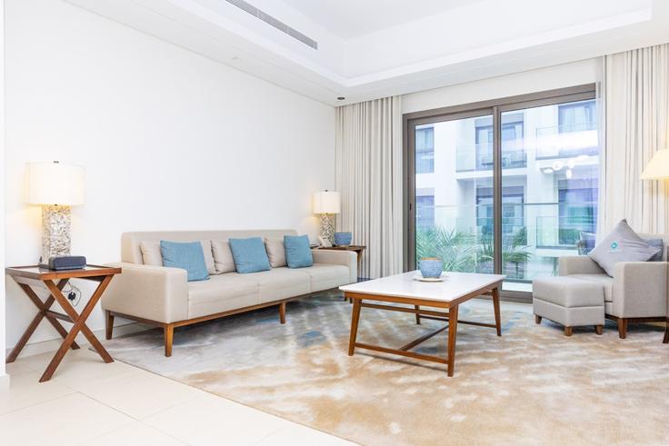 Elegante sala de estar con mobiliario moderno en un apartamento en Building Sheikh Zayed Bin Sultan Al Nahyan Road - bloomfields-holiday-home - 1474903 en Adgat, Adgat