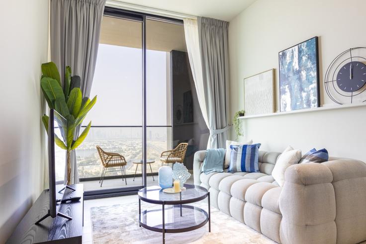Elegante sala de estar con mobiliario moderno en un apartamento en Building Street 5 - bloomfields-holiday-home - 1474919 en Jumeirah Village, Dubai Elegante sala de estar con mobiliario moderno en un apartamento en Building Street 5 - bloomfields-holiday-home - 1474919 en Jumeirah Village, Dubai