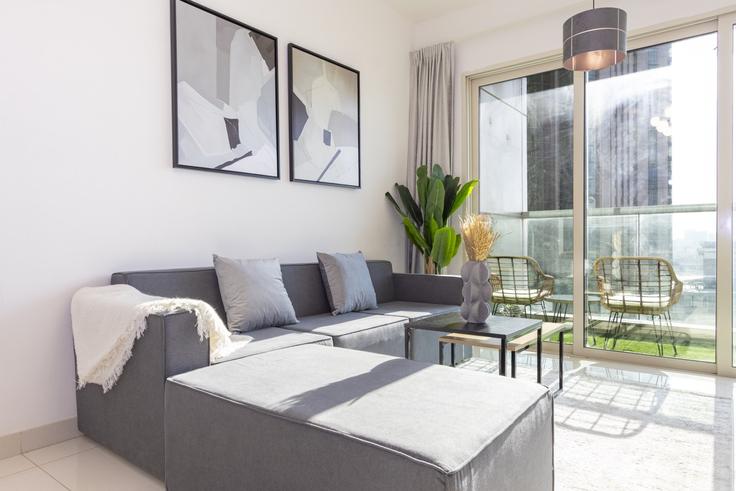 Al Reem Island, Abu Dhabi에 위치한 Building Khor ‘Azeez Street - bloomfields-holiday-home - 1474920 유닛의 세련된 인테리어가 돋보이는 거실