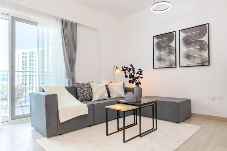 Yas Island, Abu Dhabi에 위치한 Building Tariaq Bedon Esm - bloomfields-holiday-home - 1474937 유닛의 세련된 인테리어가 돋보이는 거실 Yas Island, Abu Dhabi에 위치한 Building Tariaq Bedon Esm - bloomfields-holiday-home - 1474937 유닛의 세련된 인테리어가 돋보이는 거실
