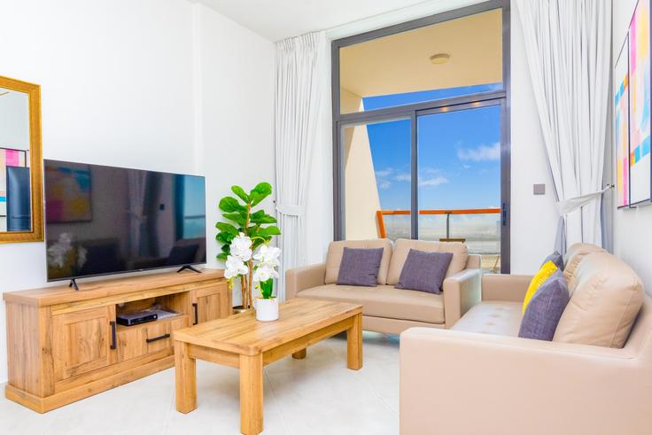 Building Tariaq Bedon Esm - bloomfields-holiday-home - 1474940 adresindeki bir dairede modern mobilyalarla zarif bir şekilde tasarlanmış oturma odası Al Jadaf, Dubai