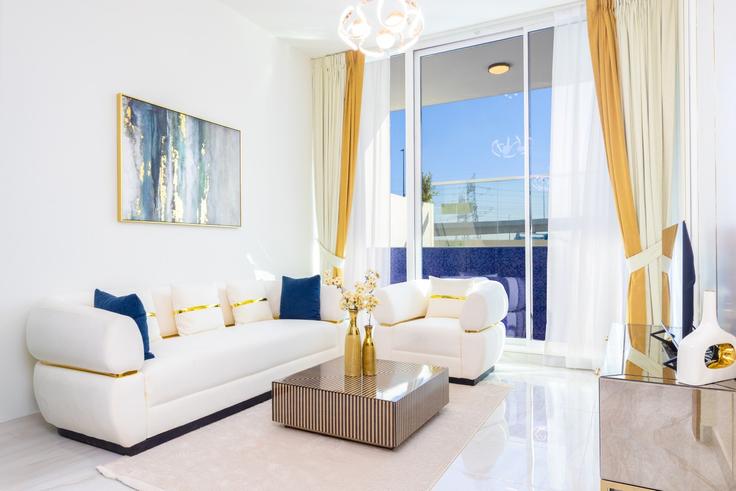 Sala de estar elegantemente projetada com móveis modernos em um apartamento no Building Al Asayel Street - bloomfields-holiday-home - 1474957 em Jebel Ali Village, Dubai