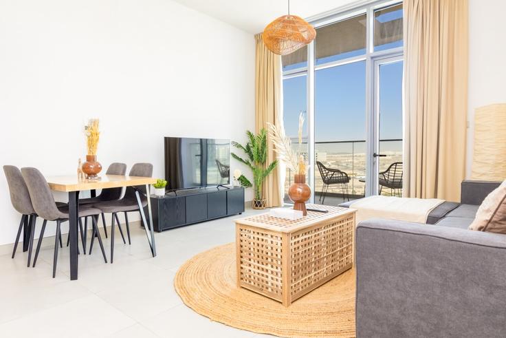 Sala de estar elegantemente projetada com móveis modernos em um apartamento no Building Tariaq Bedon Esm - bloomfields-holiday-home - 1474958 em Dubai South Residential District, Dubai