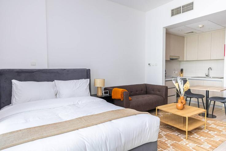 Yas Island, Abu Dhabi에 위치한 Building Tariaq Bedon Esm - bloomfields-holiday-home - 1474968 유닛의 세련된 인테리어가 돋보이는 거실 Yas Island, Abu Dhabi에 위치한 Building Tariaq Bedon Esm - bloomfields-holiday-home - 1474968 유닛의 세련된 인테리어가 돋보이는 거실