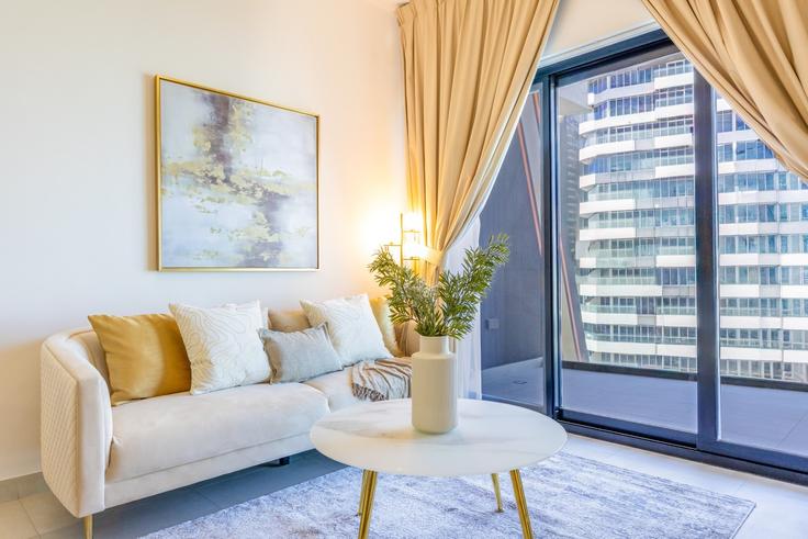 Salle de séjour élégante avec mobilier moderne dans un appartement à Building Tariaq Bedon Esm - bloomfields-holiday-home - 1474971 à Al Jaddaf, Dubai