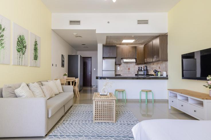 Building Matar Bin Thani Al Rumaithi Street - bloomfields-holiday-home - 1474978 adresindeki bir dairede modern mobilyalarla zarif bir şekilde tasarlanmış oturma odası Al Reem Island, Abu Dhabi Building Matar Bin Thani Al Rumaithi Street - bloomfields-holiday-home - 1474978 adresindeki bir dairede modern mobilyalarla zarif bir şekilde tasarlanmış oturma odası Al Reem Island, Abu Dhabi