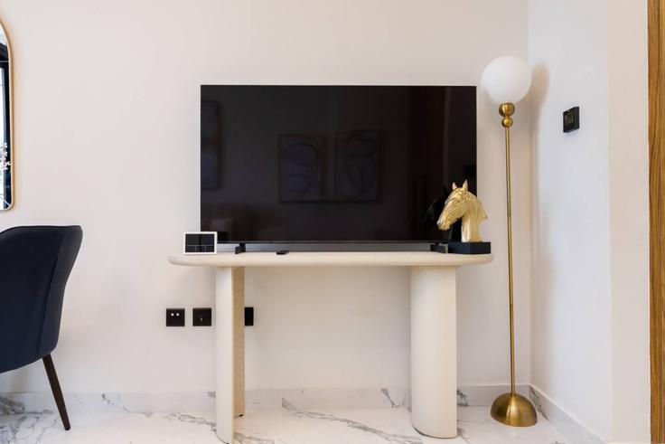 Sala de estar elegantemente projetada com móveis modernos em um apartamento no Building Al Maryah Street - bloomfields-holiday-home - 1474988 em Al Maryah Island, Abu Dhabi