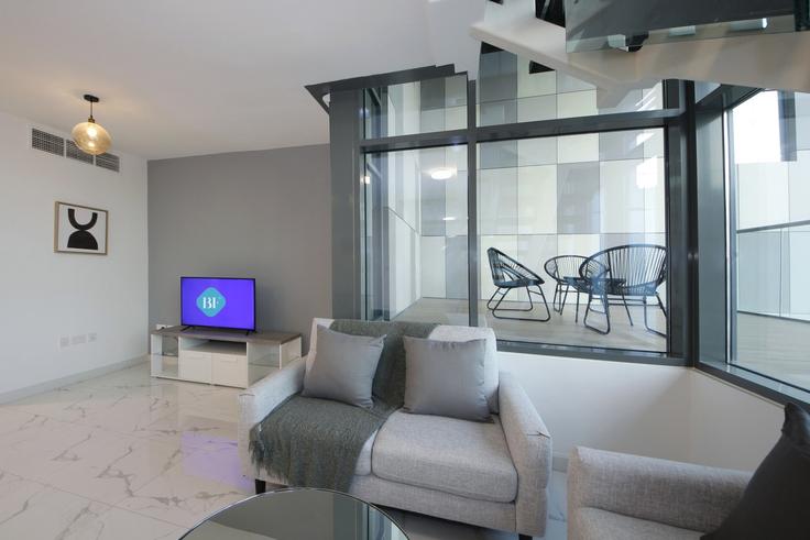 Abu Dhabi Al RahahのBuilding Jazeerat Um An Nar Street - bloomfields-holiday-home - 1474992のアパートメントにある、モダンな家具を備えたエレガントなデザインのリビングルーム