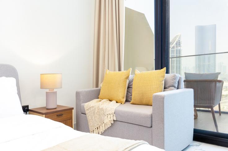 Elegant gestaltetes Wohnzimmer mit moderner Einrichtung in einer Wohnung im Building The Promenade - bloomfields-holiday-home - 1474994 in Al Maryah Island, Abu Dhabi Elegant gestaltetes Wohnzimmer mit moderner Einrichtung in einer Wohnung im Building The Promenade - bloomfields-holiday-home - 1474994 in Al Maryah Island, Abu Dhabi