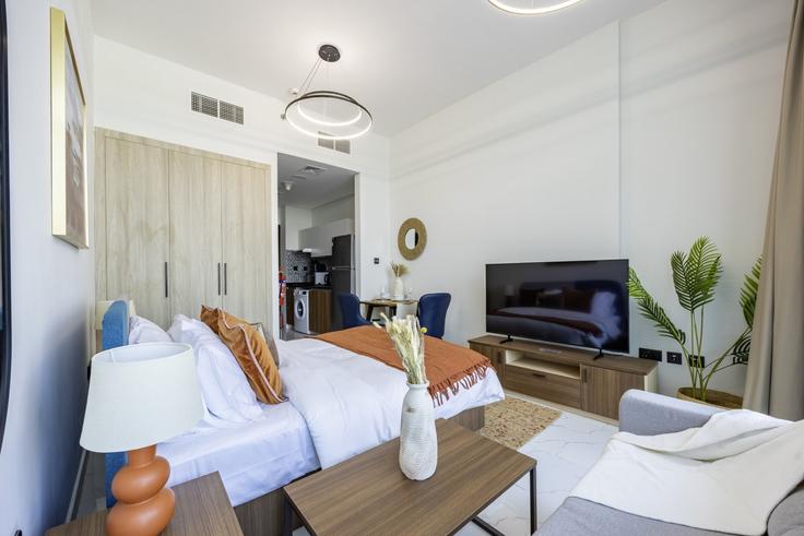 Elegante sala de estar con mobiliario moderno en un apartamento en Building Tariaq Bedon Esm - bloomfields-holiday-home - 1475009 en Masdar City, Abu Dhabi Elegante sala de estar con mobiliario moderno en un apartamento en Building Tariaq Bedon Esm - bloomfields-holiday-home - 1475009 en Masdar City, Abu Dhabi