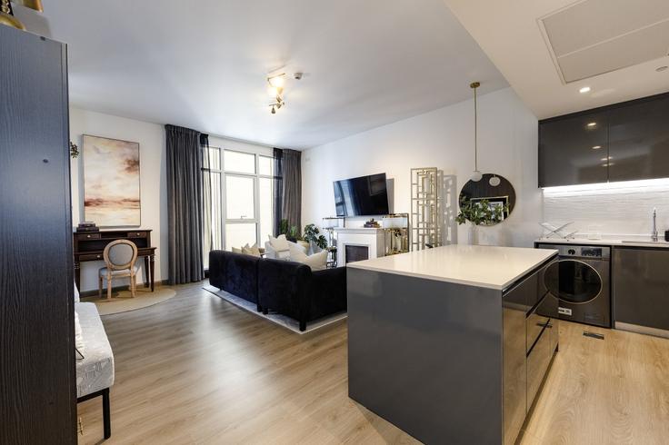 Building As Suwwah Street - bloomfields-holiday-home - 1475011 adresindeki bir dairede modern mobilyalarla zarif bir şekilde tasarlanmış oturma odası Al Reem Island, Abu Dhabi