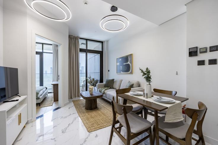 Al Maryah Island, Abu Dhabi에 위치한 Building Ar Reem Street - bloomfields-holiday-home - 1475021 유닛의 세련된 인테리어가 돋보이는 거실 Al Maryah Island, Abu Dhabi에 위치한 Building Ar Reem Street - bloomfields-holiday-home - 1475021 유닛의 세련된 인테리어가 돋보이는 거실