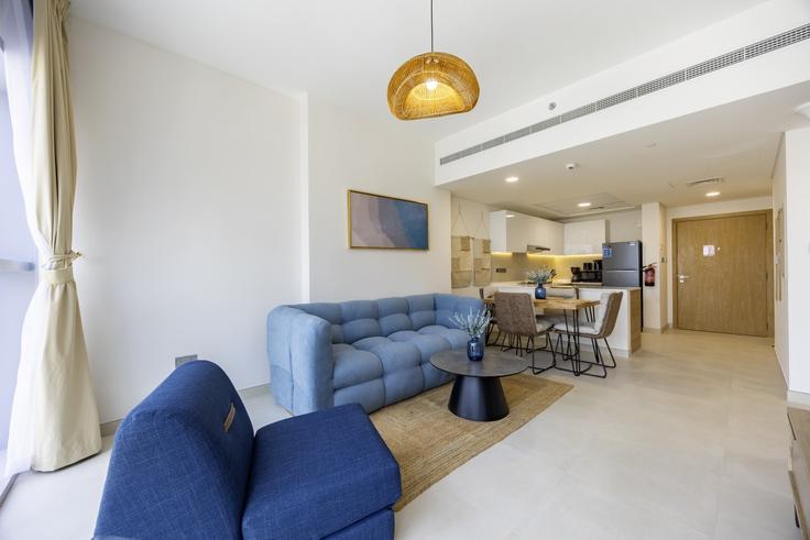 Al Reem Island, Abu Dhabi에 위치한 Building Matar Bin Thani Al Rumaithi Street - bloomfields-holiday-home - 1475039 유닛의 세련된 인테리어가 돋보이는 거실 Al Reem Island, Abu Dhabi에 위치한 Building Matar Bin Thani Al Rumaithi Street - bloomfields-holiday-home - 1475039 유닛의 세련된 인테리어가 돋보이는 거실