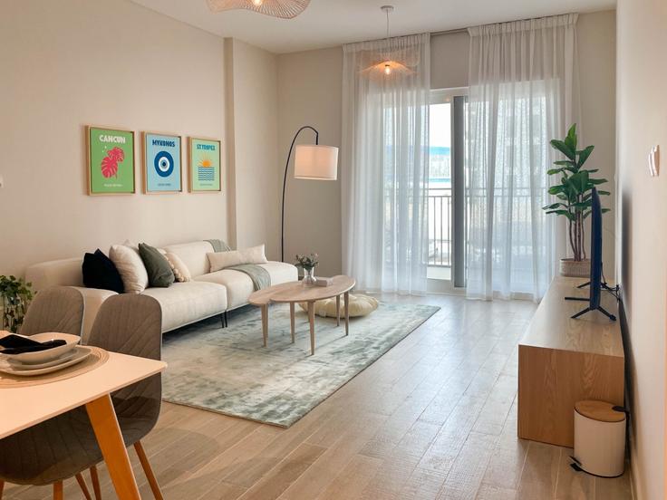 Building Tariaq Bedon Esm - bloomfields-holiday-home - 1475068 adresindeki bir dairede modern mobilyalarla zarif bir şekilde tasarlanmış oturma odası Yas Island, Abu Dhabi Building Tariaq Bedon Esm - bloomfields-holiday-home - 1475068 adresindeki bir dairede modern mobilyalarla zarif bir şekilde tasarlanmış oturma odası Yas Island, Abu Dhabi