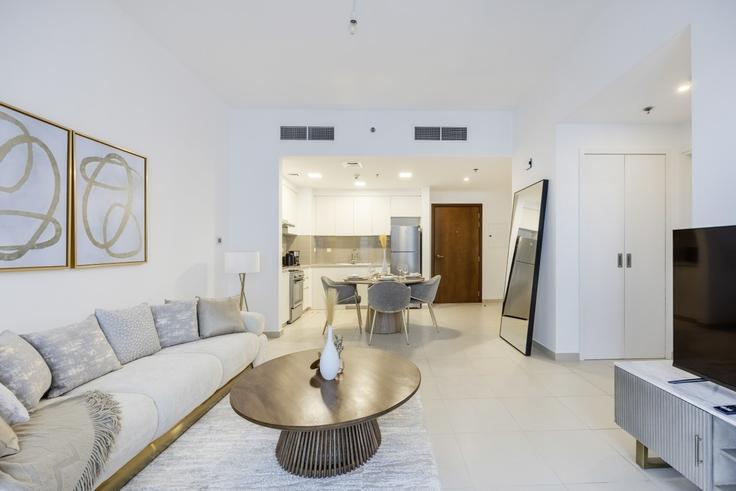 Dubai Al Yalayis 2のBuilding Tariaq Bedon Esm - bloomfields-holiday-home - 1475083のアパートメントにある、モダンな家具を備えたエレガントなデザインのリビングルーム