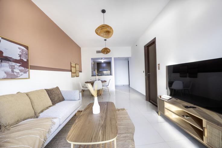Al Reem Island, Abu Dhabi에 위치한 Building Khor ‘Azeez Street - bloomfields-holiday-home - 1475092 유닛의 세련된 인테리어가 돋보이는 거실