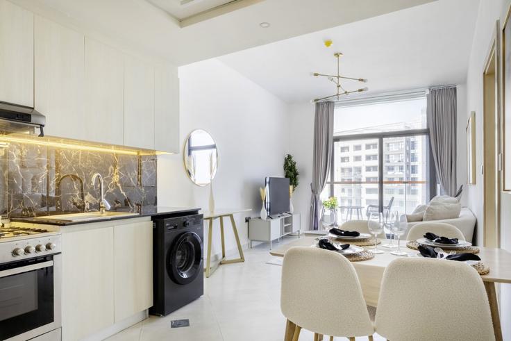 Building Tariaq Bedon Esm - bloomfields-holiday-home - 1475091 adresindeki bir dairede modern mobilyalarla zarif bir şekilde tasarlanmış oturma odası Al Jadaf, Dubai Building Tariaq Bedon Esm - bloomfields-holiday-home - 1475091 adresindeki bir dairede modern mobilyalarla zarif bir şekilde tasarlanmış oturma odası Al Jadaf, Dubai