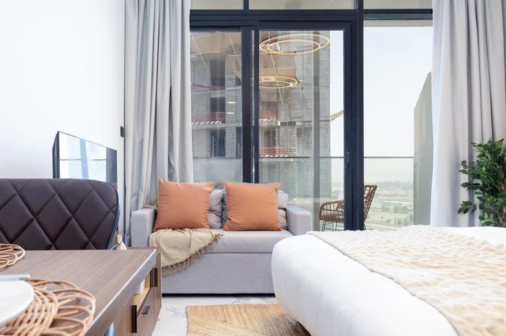 Sala de estar elegantemente projetada com móveis modernos em um apartamento no Building Hamouda Bin Ali Al Dhaheri Street - bloomfields-holiday-home - 1475103 em Al Maryah Island, Abu Dhabi Sala de estar elegantemente projetada com móveis modernos em um apartamento no Building Hamouda Bin Ali Al Dhaheri Street - bloomfields-holiday-home - 1475103 em Al Maryah Island, Abu Dhabi