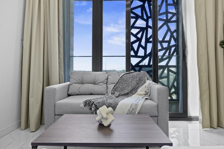 Building Tariaq Bedon Esm - bloomfields-holiday-home - 1475114 adresindeki bir dairede modern mobilyalarla zarif bir şekilde tasarlanmış oturma odası Masdar City, Abu Dhabi Building Tariaq Bedon Esm - bloomfields-holiday-home - 1475114 adresindeki bir dairede modern mobilyalarla zarif bir şekilde tasarlanmış oturma odası Masdar City, Abu Dhabi