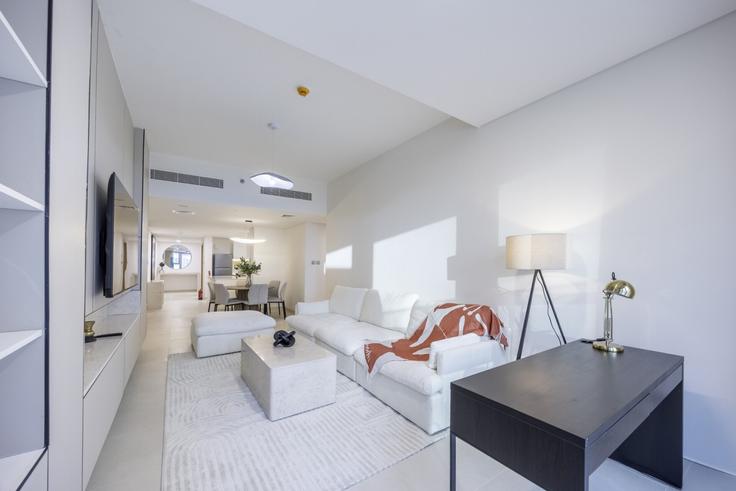 Salle de séjour élégante avec mobilier moderne dans un appartement à Building Matar Bin Thani Al Rumaithi Street - bloomfields-holiday-home - 1475116 à Al Reem Island, Abu Dhabi