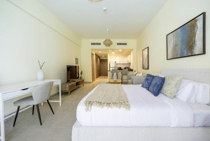 Elegant gestaltetes Wohnzimmer mit moderner Einrichtung in einer Wohnung im Building Tariaq Bedon Esm - bloomfields-holiday-home - 1475138 in Al Saadiyat Island, Abu Dhabi