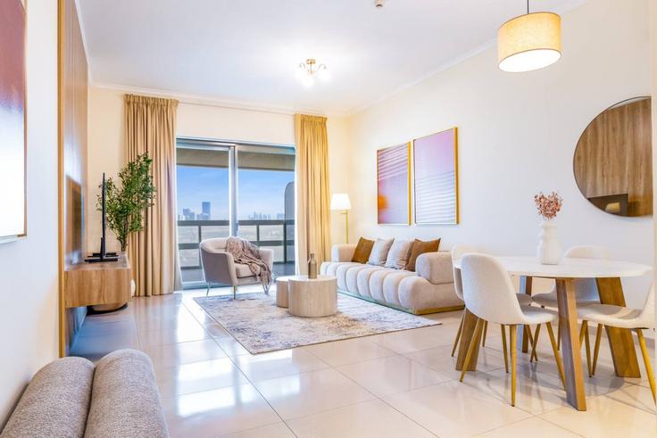 Elegant gestaltetes Wohnzimmer mit moderner Einrichtung in einer Wohnung im Building Jacques Chirac Street - bloomfields-holiday-home - 1475141 in Al Saadiyat Island, Abu Dhabi