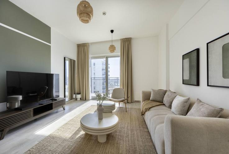 Elegant gestaltetes Wohnzimmer mit moderner Einrichtung in einer Wohnung im Building Tariaq Bedon Esm - bloomfields-holiday-home - 1475143 in Yas Island, Abu Dhabi