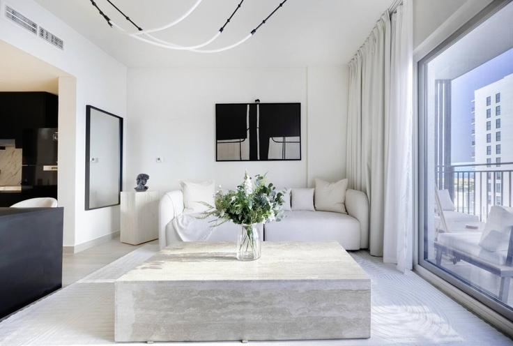 Elegant gestaltetes Wohnzimmer mit moderner Einrichtung in einer Wohnung im Building Al Misra Street - bloomfields-holiday-home - 1475146 in Yas Island, Abu Dhabi