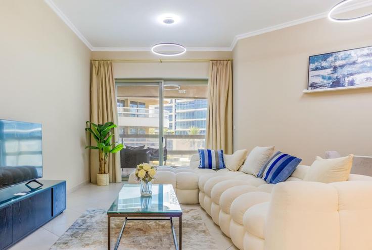 Elegant gestaltetes Wohnzimmer mit moderner Einrichtung in einer Wohnung im Building Jacques Chirac Street - bloomfields-holiday-home - 1475149 in Al Saadiyat Island, Abu Dhabi