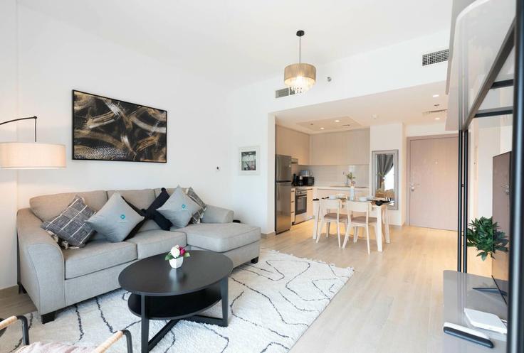 Elegant gestaltetes Wohnzimmer mit moderner Einrichtung in einer Wohnung im Building Tariaq Bedon Esm - bloomfields-holiday-home - 1475150 in Yas Island, Abu Dhabi