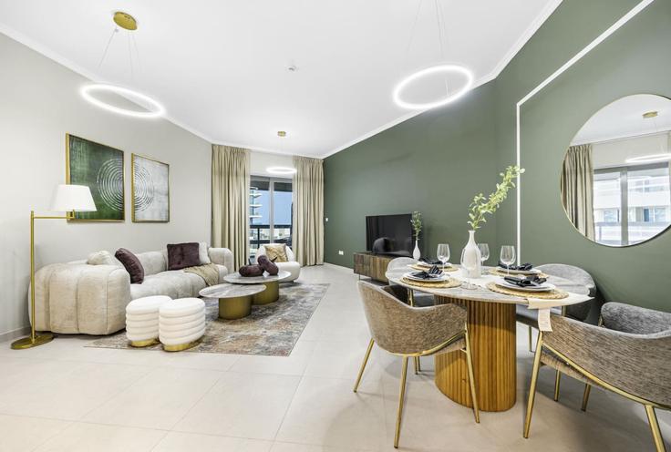 Elegant gestaltetes Wohnzimmer mit moderner Einrichtung in einer Wohnung im Building Jacques Chirac Street - bloomfields-holiday-home - 1475153 in Al Saadiyat Island, Abu Dhabi