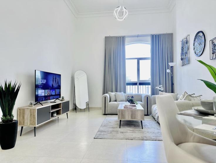 Yas Island, Abu Dhabi에 위치한 Building Tariaq Bedon Esm - bloomfields-holiday-home - 1475158 유닛의 세련된 인테리어가 돋보이는 거실 Yas Island, Abu Dhabi에 위치한 Building Tariaq Bedon Esm - bloomfields-holiday-home - 1475158 유닛의 세련된 인테리어가 돋보이는 거실