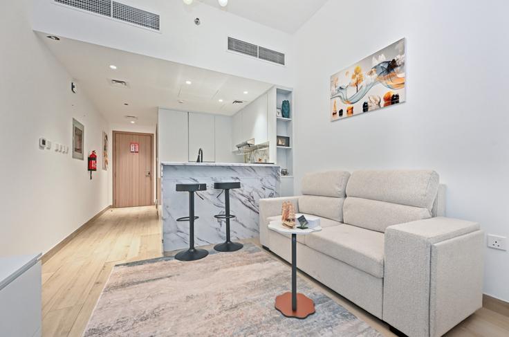 Jumeirah Village, Dubai에 위치한 Building Tulip Street - bloomfields-holiday-home - 1475160 유닛의 세련된 인테리어가 돋보이는 거실 Jumeirah Village, Dubai에 위치한 Building Tulip Street - bloomfields-holiday-home - 1475160 유닛의 세련된 인테리어가 돋보이는 거실