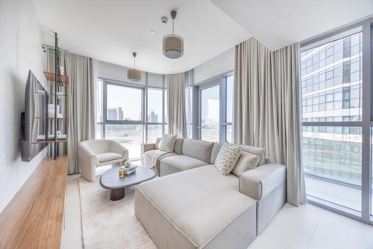 Elegante sala de estar con mobiliario moderno en un apartamento en Building Matar Bin Thani Al Rumaithi Street - bloomfields-holiday-home - 1475167 en Al Reem Island, Abu Dhabi