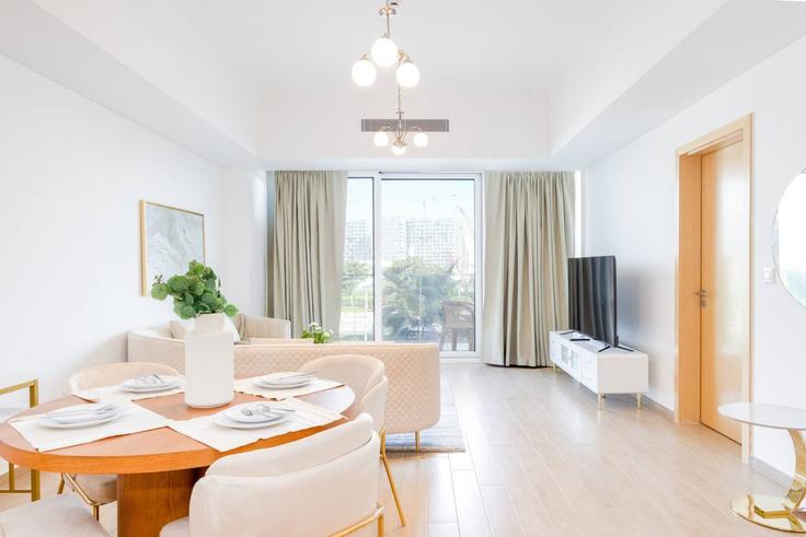 Building Tariaq Bedon Esm - bloomfields-holiday-home - 1475172 adresindeki bir dairede modern mobilyalarla zarif bir şekilde tasarlanmış oturma odası Yas Island, Abu Dhabi