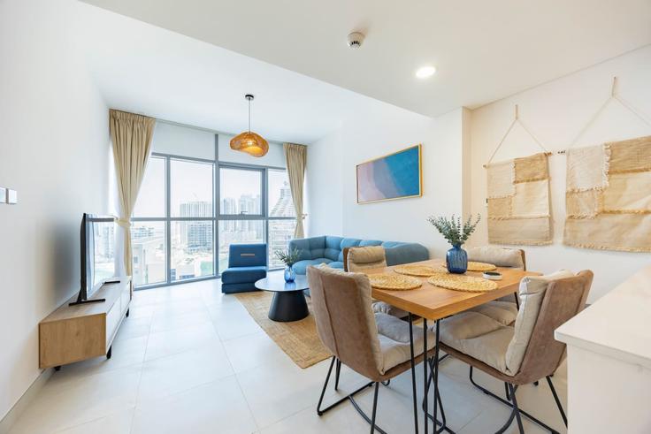 Elegant gestaltetes Wohnzimmer mit moderner Einrichtung in einer Wohnung im Building Matar Bin Thani Al Rumaithi Street - bloomfields-holiday-home - 1475173 in Al Reem Island, Abu Dhabi Elegant gestaltetes Wohnzimmer mit moderner Einrichtung in einer Wohnung im Building Matar Bin Thani Al Rumaithi Street - bloomfields-holiday-home - 1475173 in Al Reem Island, Abu Dhabi