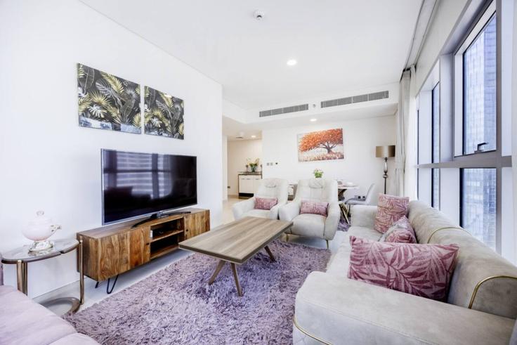 Salle de séjour élégante avec mobilier moderne dans un appartement à Building Matar Bin Thani Al Rumaithi Street - bloomfields-holiday-home - 1475176 à Al Reem Island, Abu Dhabi