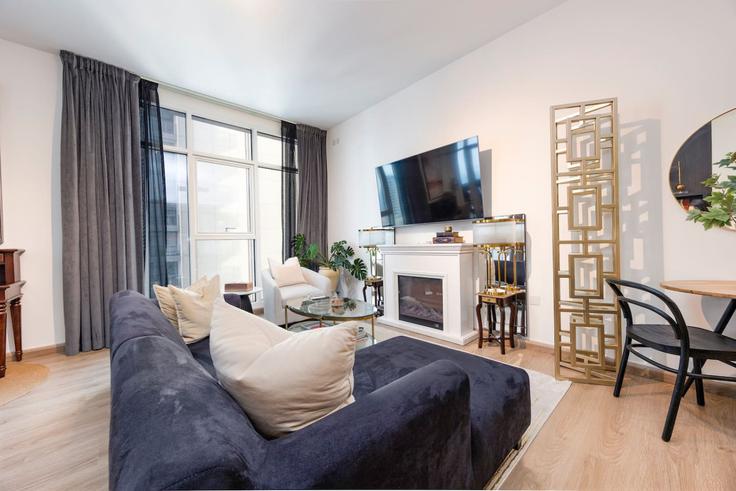 Salle de séjour élégante avec mobilier moderne dans un appartement à Building As Suwwah Street - bloomfields-holiday-home - 1475177 à Al Reem Island, Abu Dhabi