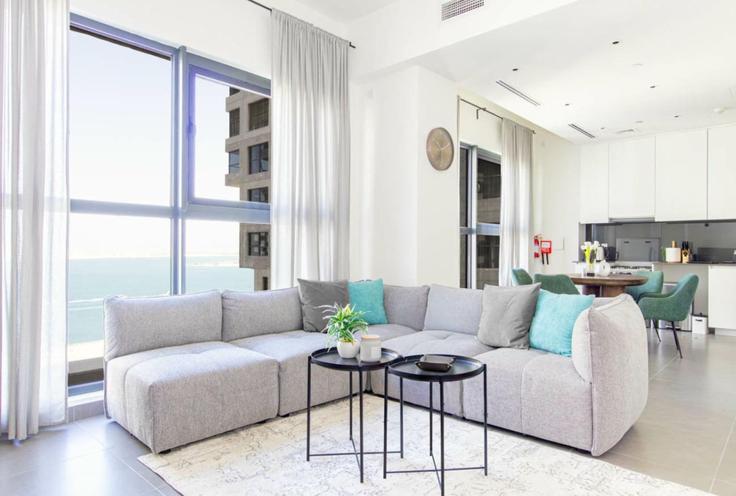 Salle de séjour élégante avec mobilier moderne dans un appartement à Building Tariaq Bedon Esm - bloomfields-holiday-home - 1475179 à Al Reem Island, Abu Dhabi