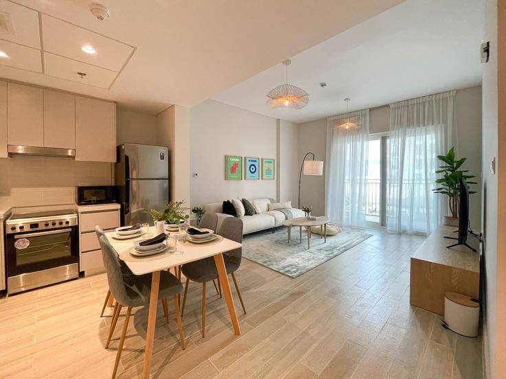 Elegant gestaltetes Wohnzimmer mit moderner Einrichtung in einer Wohnung im Building Tariaq Bedon Esm - bloomfields-holiday-home - 1475180 in Yas Island, Abu Dhabi