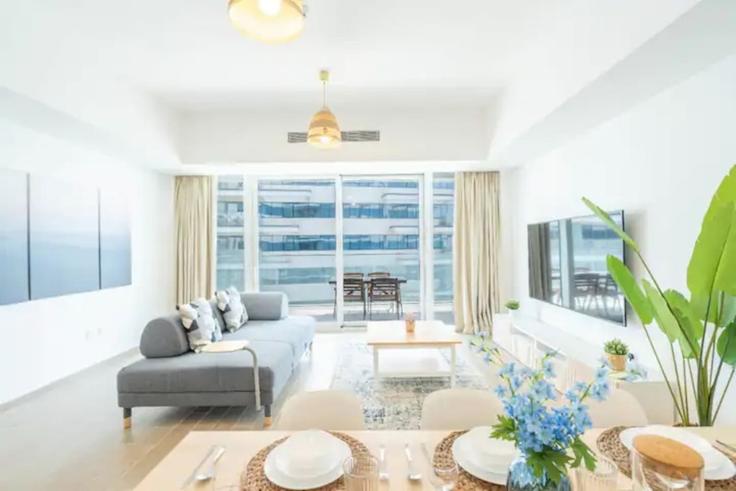 Building Tariaq Bedon Esm - bloomfields-holiday-home - 1475181 adresindeki bir dairede modern mobilyalarla zarif bir şekilde tasarlanmış oturma odası Yas Island, Abu Dhabi