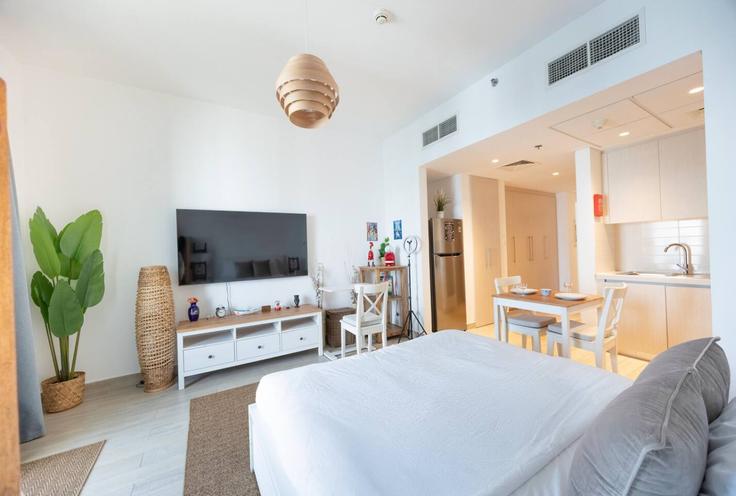 Abu Dhabi Yas IslandのBuilding Tariaq Bedon Esm - bloomfields-holiday-home - 1475185のアパートメントにある、モダンな家具を備えたエレガントなデザインのリビングルーム