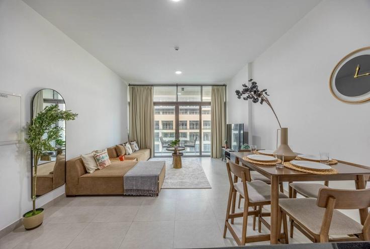 Elegant gestaltetes Wohnzimmer mit moderner Einrichtung in einer Wohnung im Building Laffan Street - bloomfields-holiday-home - 1475186 in Al Saadiyat Island, Abu Dhabi