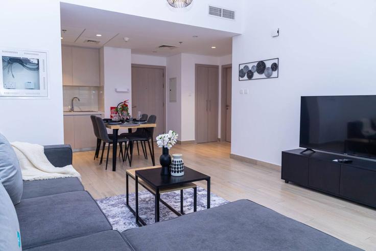 Building Tariaq Bedon Esm - bloomfields-holiday-home - 1475187 adresindeki bir dairede modern mobilyalarla zarif bir şekilde tasarlanmış oturma odası Yas Island, Abu Dhabi Building Tariaq Bedon Esm - bloomfields-holiday-home - 1475187 adresindeki bir dairede modern mobilyalarla zarif bir şekilde tasarlanmış oturma odası Yas Island, Abu Dhabi