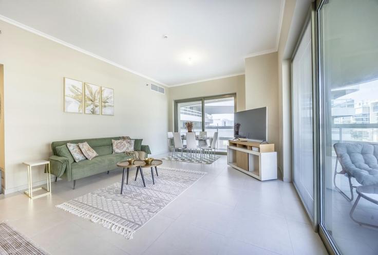 Elegant gestaltetes Wohnzimmer mit moderner Einrichtung in einer Wohnung im Building Jacques Chirac Street - bloomfields-holiday-home - 1475188 in Al Saadiyat Island, Abu Dhabi